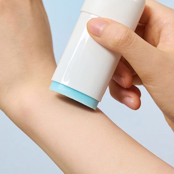 Солнцезащитный стик SKIN1004 Madagascar Centella Hyalu-Cica Silky-Fit Sun Stick SPF 50+ PA++++ 13120 фото