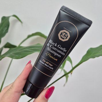Преміальний шампунь з екстрактом чорного часнику і куркумою Daeng Gi Meo Ri Black Garlic & Curcumin Shampoo 11365/1 фото