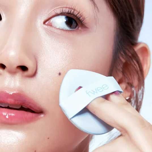 Сяючий тональний кушон FWEE Cushion Glass Natural SPF50+ PA+++ 13230 фото