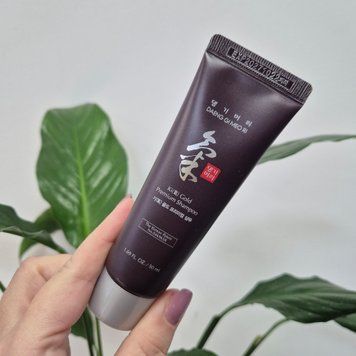 Укрепляющий шампунь с экстрактом хризантемы Daeng Gi Meo Ri Ki Gold Premium Shampoo 12201 фото