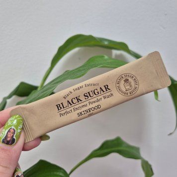 Энзимная пудра с коричневым сахаром SkinFood Black Sugar Perfect Enzyme Powder Wash 12400 фото