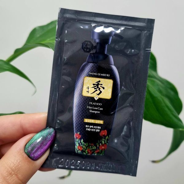 Шампунь против випадіння волосся з олією камелії Daeng Gi Meo Ri Dlae Soo Hair Loss Care Shampoo 12203/1 фото