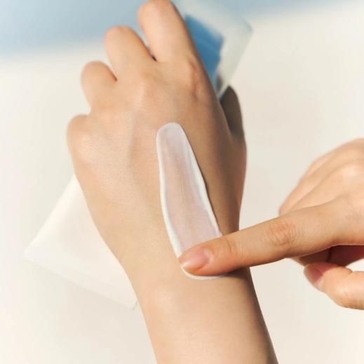 Зволожуюча сонцезахисна сироватка SKIN1004 Madagascar Centella Hyalu-Cica Water-Fit Sun Serum SPF50+ PA++++ 12358 фото